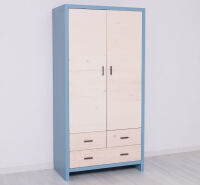 Schlichter Kleiderschrank mit Holztüren Berlin