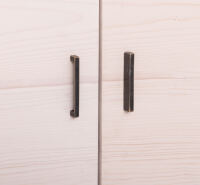 Schlichter Kleiderschrank mit Holztüren Berlin