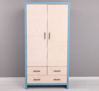 Schlichter Kleiderschrank mit Holztüren Berlin