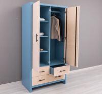 Schlichter Kleiderschrank mit Holztüren Berlin
