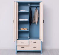 Schlichter Kleiderschrank mit Holztüren Berlin