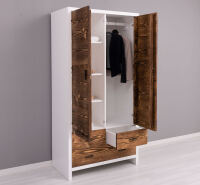 Schlichter Kleiderschrank mit Holztüren Berlin