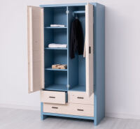 Schlichter Kleiderschrank mit Holztüren Berlin