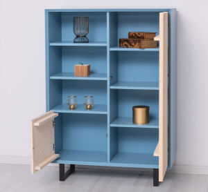 Skandi-Schrank mit modernen Lamellentüren himmelblau / weiß geölt