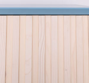 Skandi-Schrank mit modernen Lamellentüren himmelblau / weiß geölt
