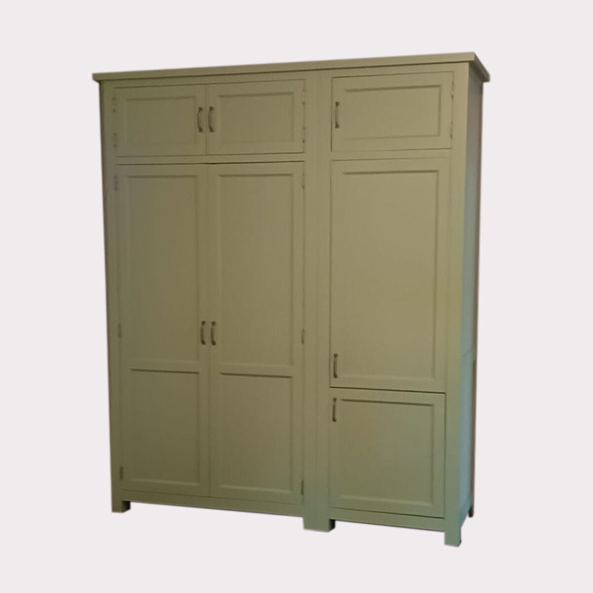 Großer Vorratsschrank mit Kühlschrank im Landhausstil - Onlineshop für massive Landhausmöbel
