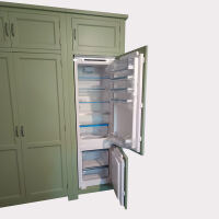 Großer Vorratsschrank mit Kühlschrank im Landhausstil