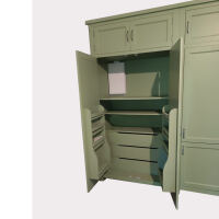 Großer Vorratsschrank mit Kühlschrank im Landhausstil