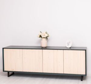 Sideboard mit Lamellentüren im Skandi-Design ozeanblau / weiß geölt