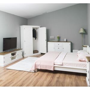 WeiÃŸer Kleiderschrank mit LamellentÃ¼ren