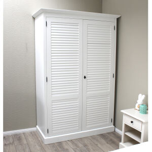 WeiÃŸer Kleiderschrank mit LamellentÃ¼ren