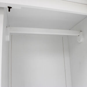 WeiÃŸer Kleiderschrank mit LamellentÃ¼ren