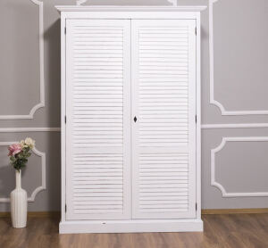 WeiÃŸer Kleiderschrank mit LamellentÃ¼ren