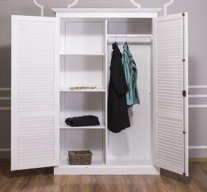 WeiÃŸer Kleiderschrank mit LamellentÃ¼ren