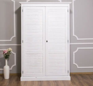 Weißer Kleiderschrank mit Lamellentüren