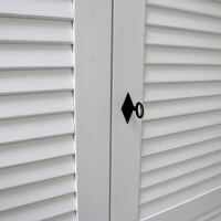 WeiÃŸer Kleiderschrank mit LamellentÃ¼ren