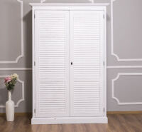 WeiÃŸer Kleiderschrank mit LamellentÃ¼ren