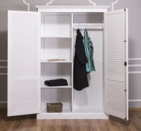 WeiÃŸer Kleiderschrank mit LamellentÃ¼ren