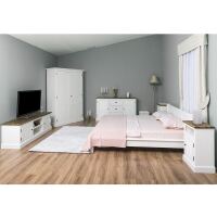 WeiÃŸer Kleiderschrank mit LamellentÃ¼ren