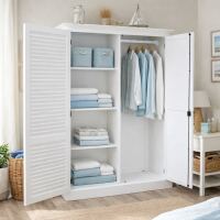Weißer Kleiderschrank mit Lamellentüren