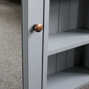 Bad Spiegelschrank Landhausstil fehgrau, Kranz honigbraun