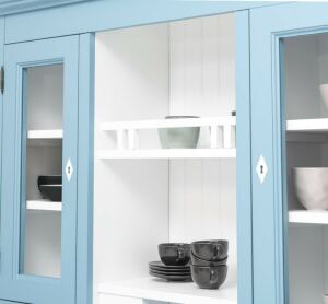 Landhaus-Buffet in himmelblau und weiß