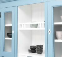 Landhaus-Buffet in himmelblau und weiß