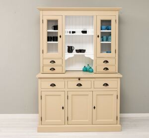 Landhaus-Buffetschrank beige und weiß