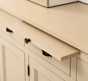 Landhaus-Buffetschrank beige und weiß