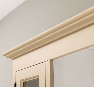 Landhaus-Buffetschrank beige und weiß