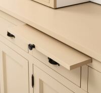 Landhaus-Buffetschrank beige und weiß