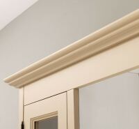 Landhaus-Buffetschrank beige und weiß