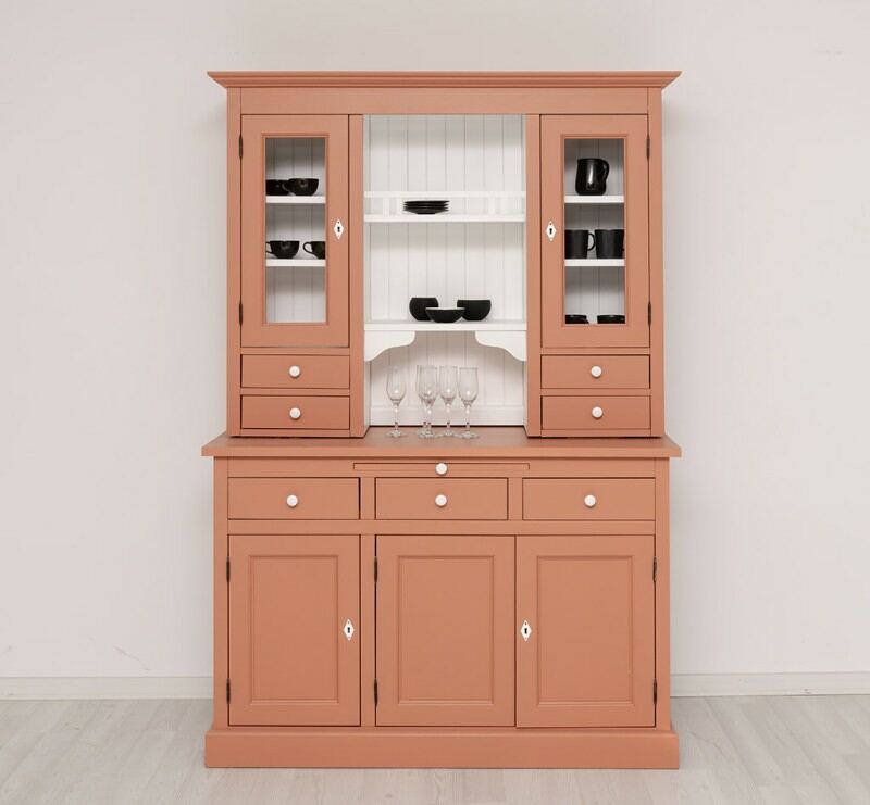 Buffetschrank im Landhausstil in modernem Beigerot und Weiß