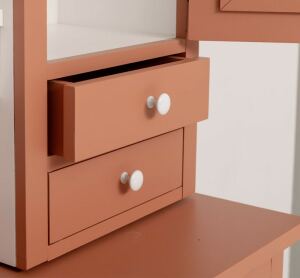 Buffetschrank im Landhausstil in modernem Beigerot und Weiß
