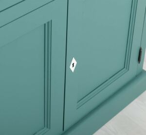 Landhausbuffetschrank mit Eiche-Platte in minttürkis und weiß