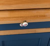 Buffetschrank im Landhausstil Eiche massiv mit violettblauen Fronten