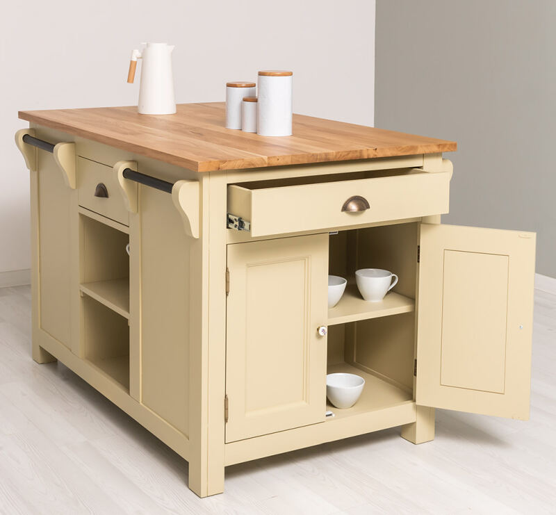 Freistehende Landhaus-Kücheninsel grünbeige mit Eichenplatte