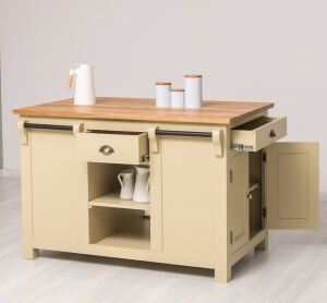 Freistehende Landhaus-Kücheninsel grünbeige mit Eichenplatte