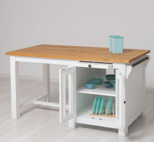 weiße Kücheninsel im Landhausstil