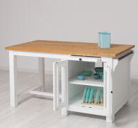 weiße Kücheninsel im Landhausstil