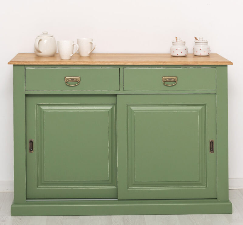 Schiebetüren-Sideboard in resedagrün mit Eichenplatte