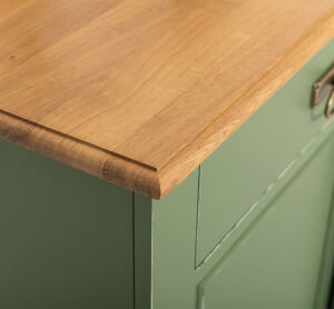 Schiebetüren-Sideboard in resedagrün mit Eichenplatte