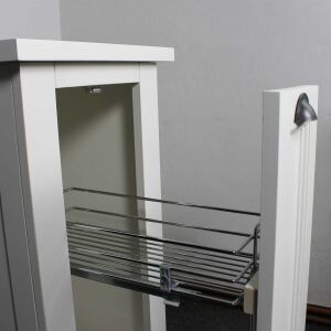Landhaus KÃ¼chen GewÃ¼rzschrank mit Auszug altweiÃŸ lackiert