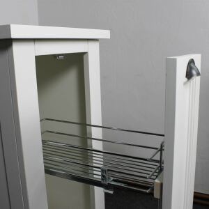 Landhaus Küchen Gewürzschrank mit Auszug altweiß lackiert