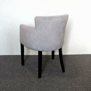 Eleganter Polsterstuhl ELLA 2A mit Knopfsteppung und Armlehnen