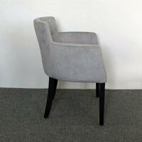 Eleganter Polsterstuhl ELLA 2A mit Knopfsteppung und Armlehnen