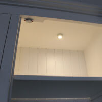 Buffetschrank im Landhausstil altweiÃŸ mit dimmbarer LED Beleuchtung