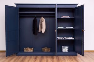 Kleiderschrank im Landhausstil - großer Schrank in nachtblau