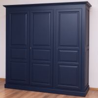 Kleiderschrank im Landhausstil - großer Schrank in nachtblau