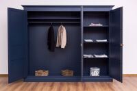 Kleiderschrank im Landhausstil - großer Schrank in nachtblau